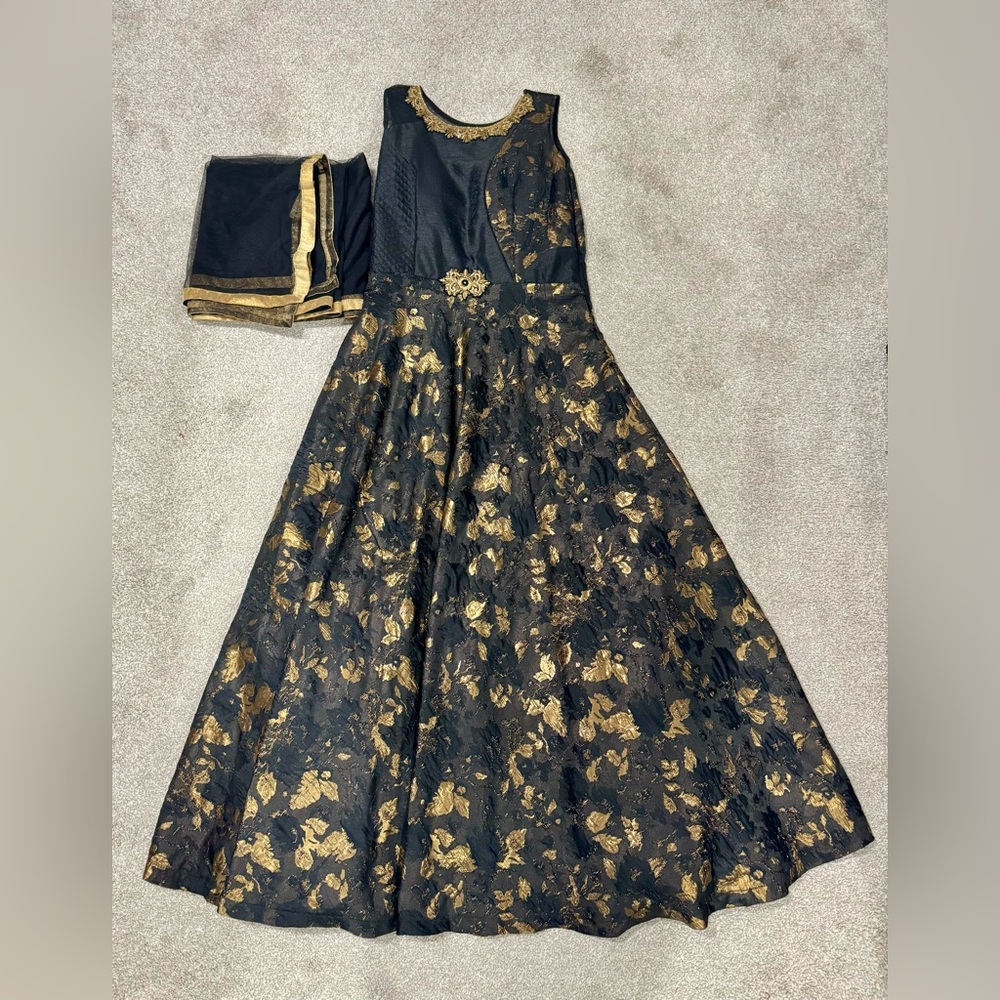 Elegant Black & Gold Anarkali Gown!!